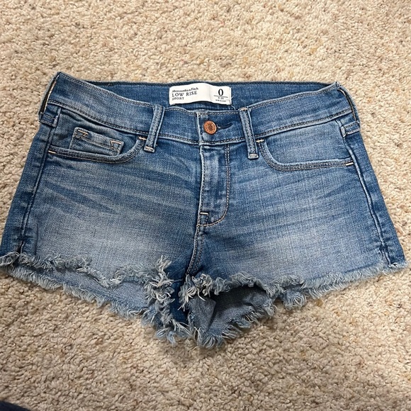 Abercrombie size 0 low rise shorts - Picture 1 of 3